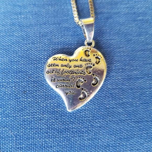 👣🤍FOOTPRINTS in the SAND:  Silver-tone Heart Necklace - NWOT🤍👣 - Picture 1 of 5